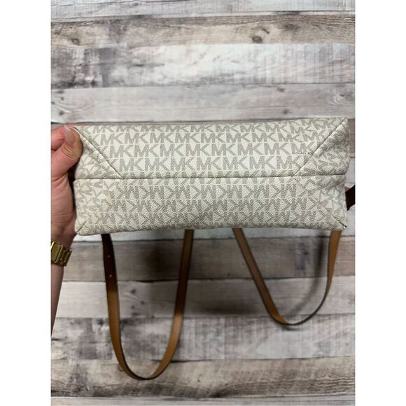 Michael Kors Dallas Medium Signature Logo MK Monogram Backpack Color Vanilla - Picture 5 of 12